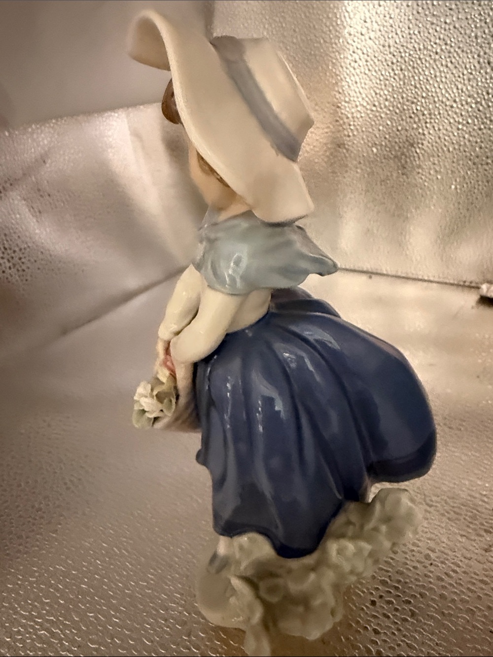 Lladro  Amazing Pretty Pickings Figurine - Picture 7 of 16